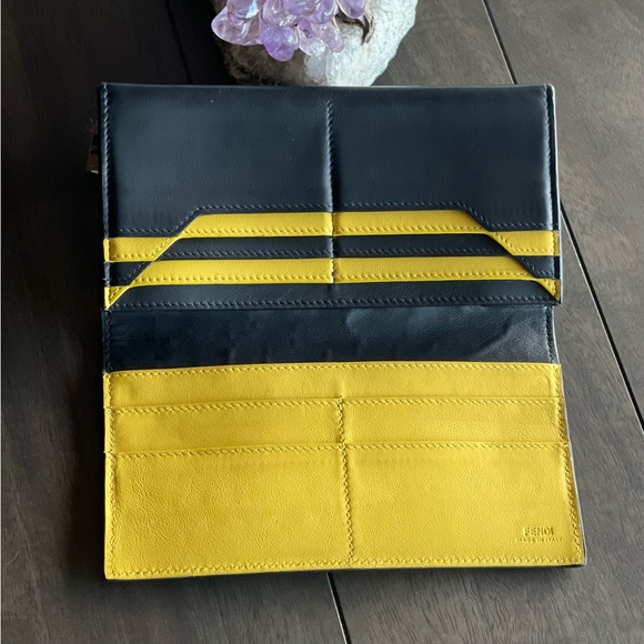 💛🖤EUC💛🖤 FENDI two-tone leather, 12-card slot wallet ❤️‍🔥🖤💛 - Picture 3 of 9